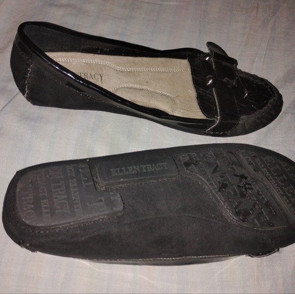 Ellen Tracy Black Flats. Size 8 - Picture 3 of 4